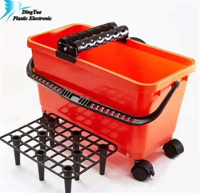 Netegeu la galleda de triple rentat amb mànec